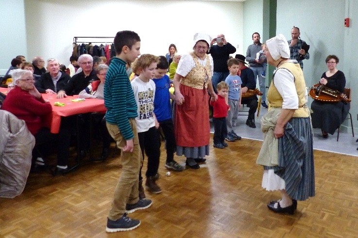 Les enfants ont particip  quelques danses